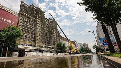 Bukarestben, Romániában 2026. július 1-jén a rendőrség lezárta a forgalom elől egy főút egy szakaszát, miután az egyik sáv eláradt és fennáll a tetőomlások veszélye.