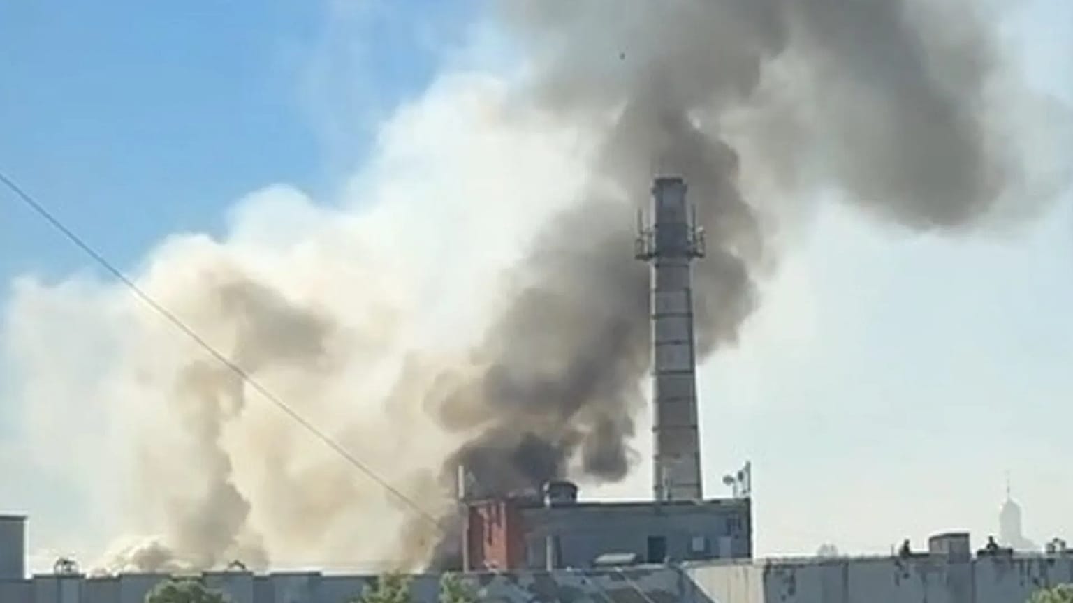 Στιγμιότυπο από βίντεο που φέρεται να δείχνει πυρκαγιά στο ρωσικό διυλιστήριο της Ούφα, 1 Ιουλίου 2026