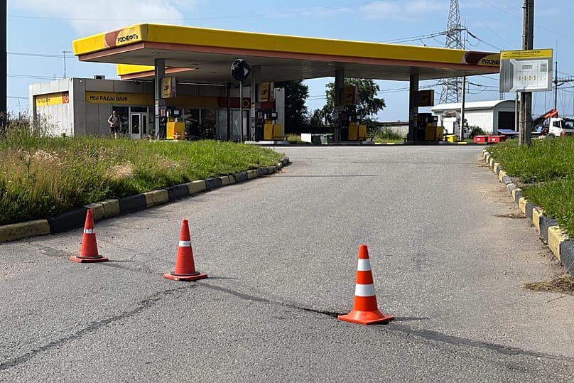 Entrada bloqueada numa estação de serviço «Rosneft» em São Petersburgo, Rússia, 29 de junho de 2026