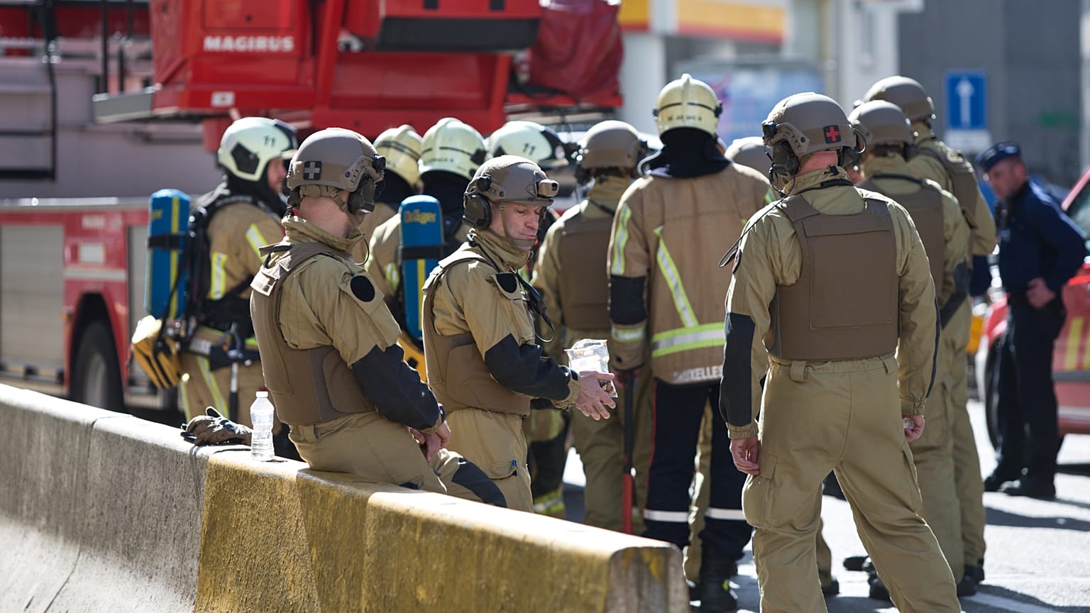 Bombeiros no local do incêndio
