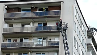 Rescue workers look for victims on upper floors after an apartment block fire in Linkeroever, 1 July, 2026