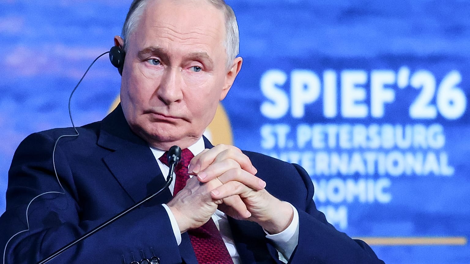 Президент России Владимир Путин принимает участие в пленарном заседании Петербургского международного экономического форума в Санкт-Петербурге, в пятницу, 5 июня 2026 года.