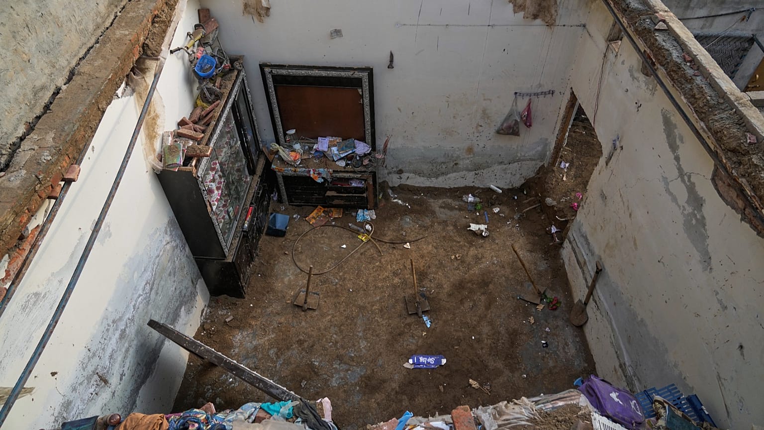 Άποψη από την κατάρρευση στέγης σε φροντιστήριο στα περίχωρα της Λαχώρης, Τρίτη 1 Ιουλίου 2026