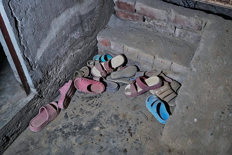 Οι παντόφλες των παιδιών που έμειναν πίσω στον χώρο του φροντιστηρίου που κατέρρευσε στα περίχωρα της Λαχόρης, 30 Ιουνίου 2026