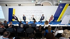 اندرو بیلی (BoE)، کریستین لاگارد (ECB)، تیف مکلم (BoC)، کوین وارش (Fed) و سارا آیزن در مجمع ECB در سینترا پرتغال در اول ژوئیه ۲۰۲۶.