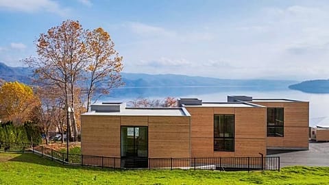 The design of the WE Hotel Toya blends contemporary architecture and natural materials to reflect the surrounding mountains, forests and lake 