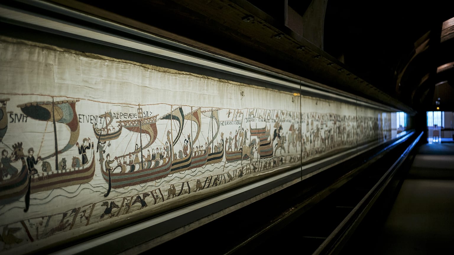 A 2019. szeptember 18-án, szerdán készült felvételen a bayeux-i falikárpit látható, amely Anglia normann meghódítását örökíti meg, a franciaországi Bayeux-ben.