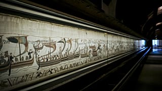 Cette photo, prise le mercredi 18 septembre 2019, montre la tapisserie de Bayeux, qui retrace la conquête normande de l'Angleterre, à Bayeux, en France.