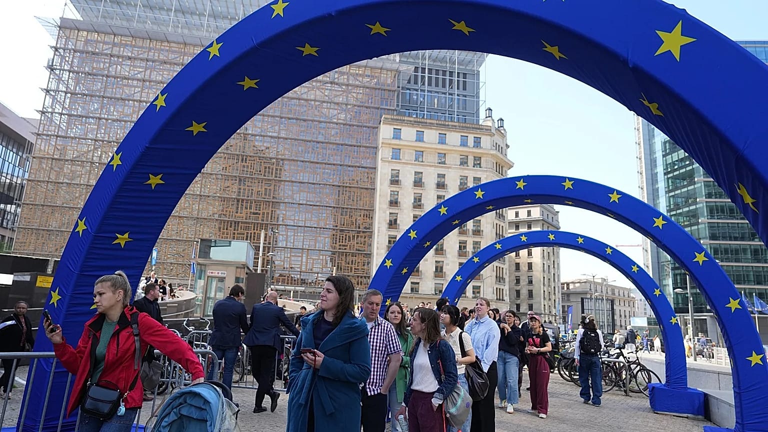 Besucher warten beim Europatag vor dem Gebäude der EU-Kommission in Brüssel, 6. Mai 2026 (AP Photo/Virginia Mayo)