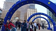 Besucher warten beim Europatag vor dem Gebäude der EU-Kommission in Brüssel, 6. Mai 2026 (AP Photo/Virginia Mayo)