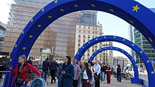Besucher warten beim Europatag vor dem Gebäude der EU-Kommission in Brüssel, 6. Mai 2026 (AP Photo/Virginia Mayo)