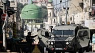 القوات الإسرائيلية تتمركز خلال عملية للجيش في مدينة نابلس بالضفة الغربية، الأحد 16 فبراير 2025. (AP Photo/مجدي محمد)