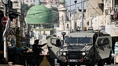 القوات الإسرائيلية تتمركز خلال عملية للجيش في مدينة نابلس بالضفة الغربية، الأحد 16 فبراير 2025. (AP Photo/مجدي محمد)