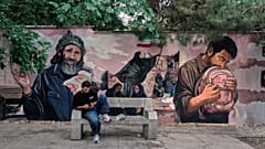 جدارية تكريماً لتلاميذ مدارس قُتلوا في غارة وقعت يوم 28 فبراير في مدينة ميناب بجنوب إيران -يُرجح أنها نجمت عن ضربات جوية أمريكية- وذلك في شمال طهران، يوم الاثنين 15 يونيو 2026