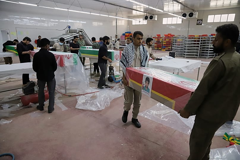  تجهيز توابيت تضم جثامين ضحايا استعداداً لجنازة من قُتلوا في غارة جوية استهدفت مدرسة ابتدائية في مدينة ميناب بإيران يوم 28 فبراير، وذلك يوم الثلاثاء الموافق 3 مارس 2026