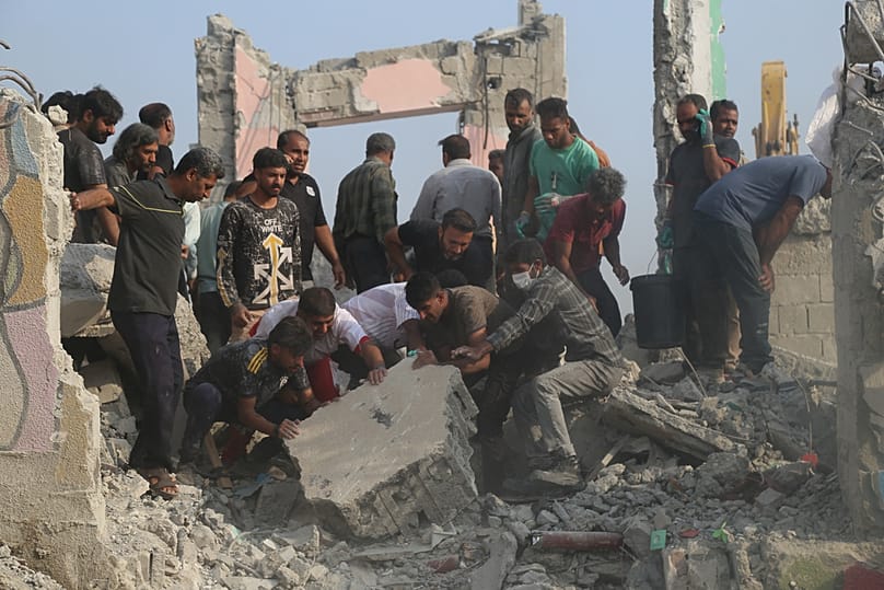 صورة أرشيفية - عمال إنقاذ وسكان يبحثون بين الأنقاض عقب غارة استهدفت مدرسة ابتدائية في ميناب بإيران، يوم السبت 28 فبراير 2026. 