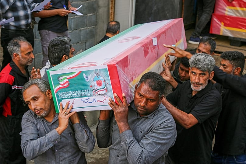 صورة أرشيفية - نَعش يُحمل خلال جنازة ضحايا -معظمهم من الأطفال- لقوا حتفهم في غارة وقعت يوم 28 فبراير على مدرسة ابتدائية في مدينة ميناب بإيران، وذلك يوم الثلاثاء الموافق 3 مارس