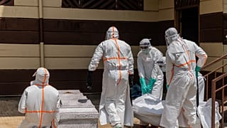 عاملون صحيون يجهزون جثمان امرأة توفيت بفيروس إيبولا في مدينة بونيا بجمهورية الكونغو الديمقراطية، في 12 يونيو 2026.