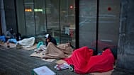 Una cola de migrantes, en la calle