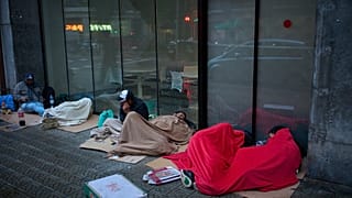 Una cola de migrantes, en la calle