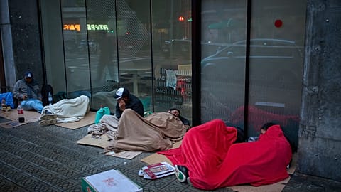 Una cola de migrantes, en la calle