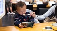 I bambini sotto i due anni non dovrebbero passare tempo davanti agli schermi.