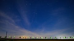 Imagem de longa exposição mostra satélites e outros objetos na órbita terrestre em Lietzen, a 22 de abril de 2026