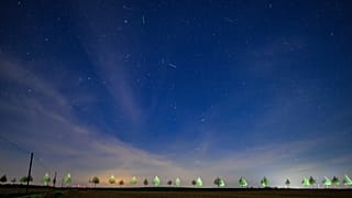 Langzeitaufnahme: Satelliten und andere Objekte in der Erdumlaufbahn über Lietzen, aufgenommen am 22. April 2026.