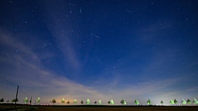 Satelliti e altri oggetti nell'orbita terrestre, in un'immagine del 22 aprile 2026