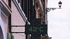 Θερμόμετρο φαρμακείου κατά τη διάρκεια καύσωνα στη Ρώμη, 23 Ιουνίου 2026.