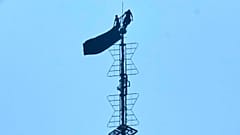 Due persone si trovano sulla punta dell'antenna dell'Empire State Building mentre reggono uno striscione, 1º luglio 2026.