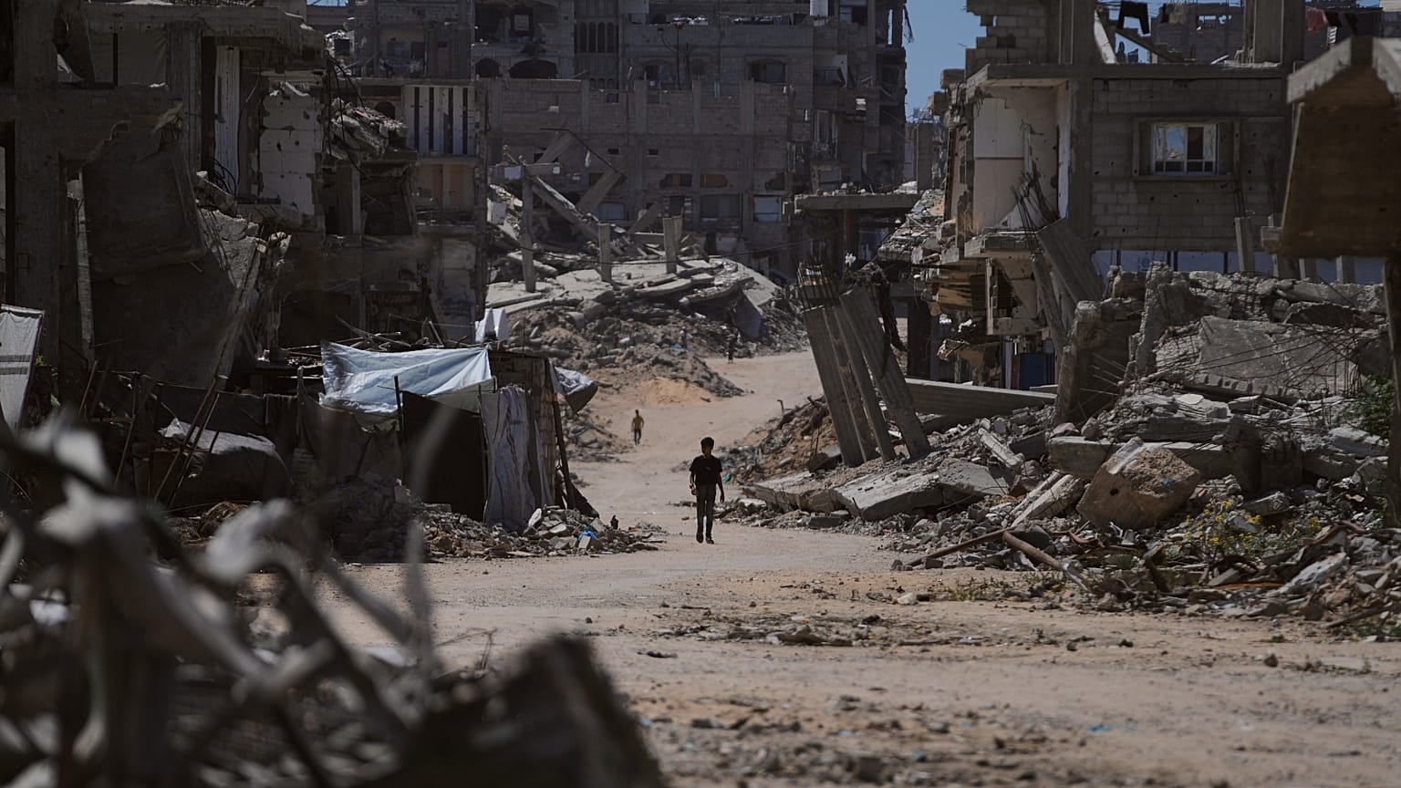 طفل فلسطيني يسير في شارع محاط بالمباني التي دمرتها الغارات العسكرية الإسرائيلية خلال الحرب بين إسرائيل وحماس في خان يونس، قطاع غزة، الأربعاء 1 يوليو 2026.