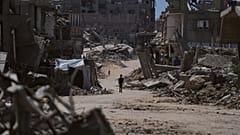 طفل فلسطيني يسير في شارع محاط بالمباني التي دمرتها الغارات العسكرية الإسرائيلية خلال الحرب بين إسرائيل وحماس في خان يونس، قطاع غزة، الأربعاء 1 يوليو 2026.