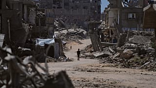 طفل فلسطيني يسير في شارع محاط بالمباني التي دمرتها الغارات العسكرية الإسرائيلية خلال الحرب بين إسرائيل وحماس في خان يونس، قطاع غزة، الأربعاء 1 يوليو 2026.