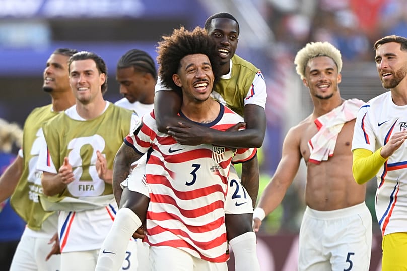 Jogadores dos Estados Unidos celebram a vitória na ronda de 32 do Mundial de futebol entre Estados Unidos e Bósnia-Herzegovina, em Santa Clara, Califórnia, quarta-feira, 1 de julho,
