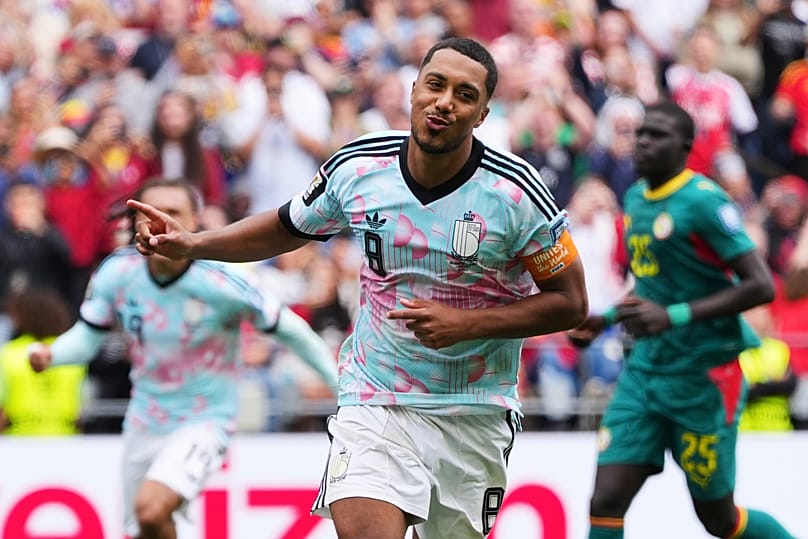 O belga Youri Tielemans celebra o seu golo, o terceiro da equipa, durante o jogo da ronda de 32 do Mundial de futebol entre Bélgica e Senegal, em Seattle, quarta-feira, 1 de julho de 2026. 