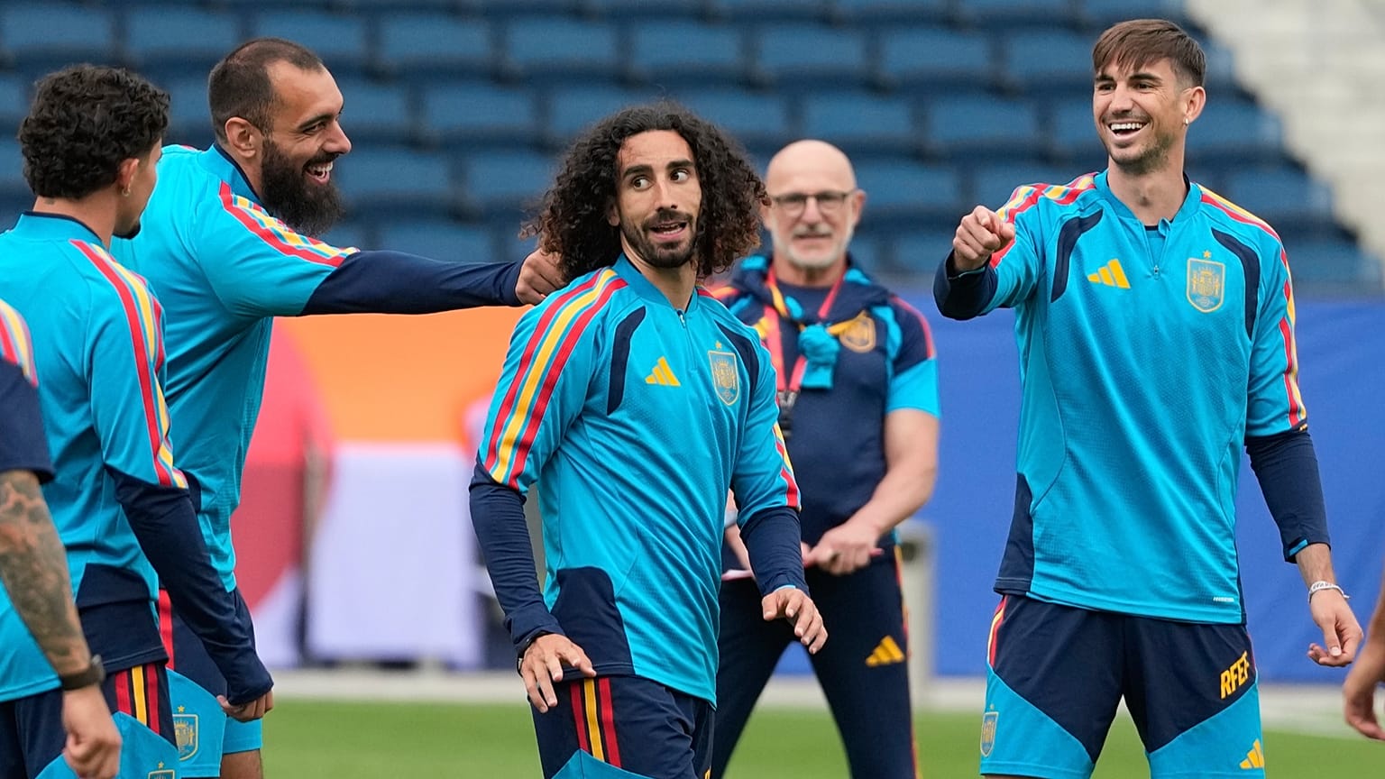 Marc Cucurella, centro, Borja Iglesias, izquierda, y Fabián Ruiz, asisten a una sesión de entrenamiento en Carson, California, el 1 de julio de 2026.