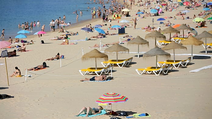 Guida al Portogallo: spiagge tranquille e poco affollate da scoprire 1 Spiagge dell'Algarve con ombrelloni