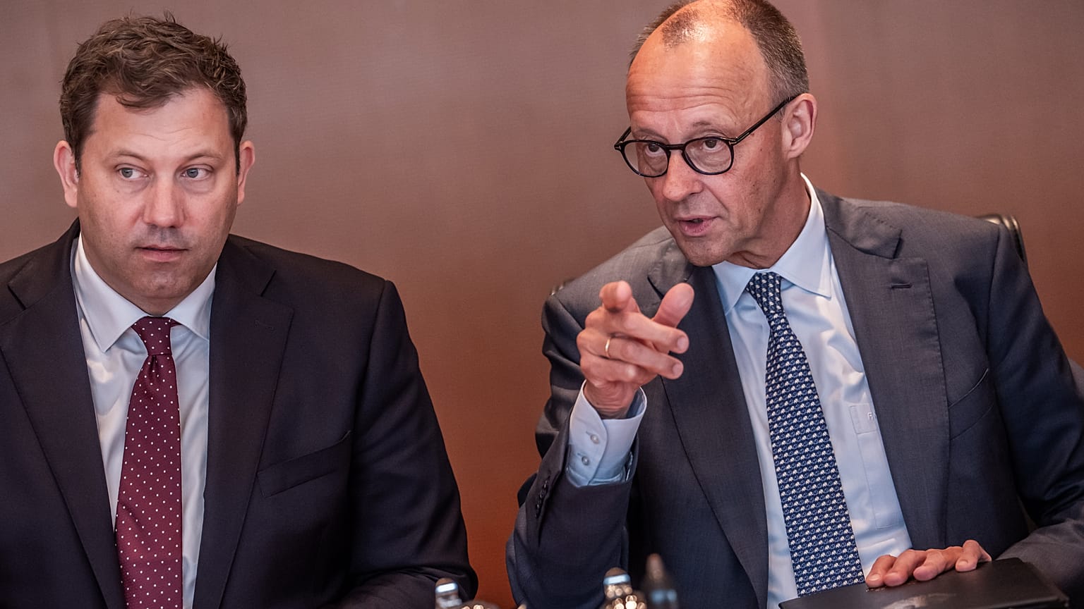 SPD-Chef Klingbeil und CDU-Chef Merz in einer Regierungssitzung in Berlin im Mai 2026