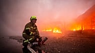 Bombeiros tentam apagar um incêndio num mercado da cidade após um ataque russo com mísseis e drones em Kiev, Ucrânia, segunda-feira, 15 de junho de 2026