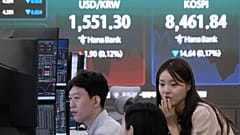 متعاملون في العملات قرب شاشة تعرض مؤشر "KOSPI" في مقر بنك "هانا" في سيول، كوريا الجنوبية، 1 تموز 2026