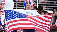 Un tifoso statunitense reagisce dopo la vittoria della squadra sulla Bosnia nei trentaduesimi di finale dei Mondiali, a Santa Clara, California, 1 luglio 2026.