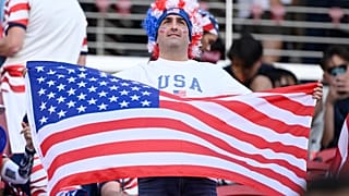 مشجع أمريكي يتفاعل بعد فوز منتخب الولايات المتحدة في مباراة دور الـ32 من كأس العالم على البوسنة في سانتا كلارا بولاية كاليفورنيا، في 1 تموز/يوليو 2026