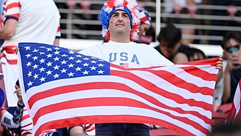 Ein US-Fan jubelt nach dem Sieg der Nationalmannschaft im WM-Sechzehntelfinale gegen Bosnien in Santa Clara, Kalifornien, am ersten Juli 2026.