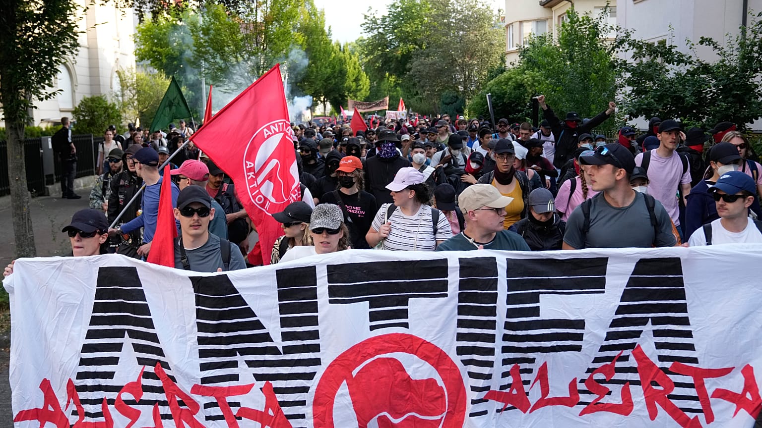 Demonstranten versammeln sich vor dem Bundesparteitag der Alternative für Deutschland (AfD) in Erfurt am Samstag, dem 4. Juli 2026.