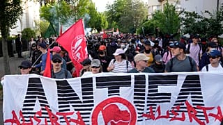 Demonstranten versammeln sich vor dem Bundesparteitag der Alternative für Deutschland (AfD) in Erfurt am Samstag, dem 4. Juli 2026.
