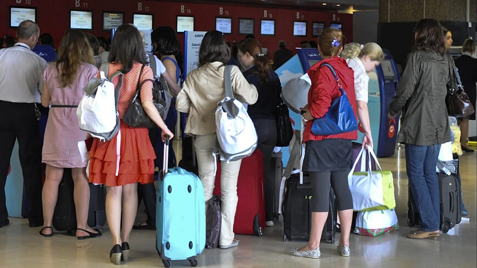 Brüksel'deki Zaventem Havalimanı'nda yolcular kuyruk oluşturuyor.