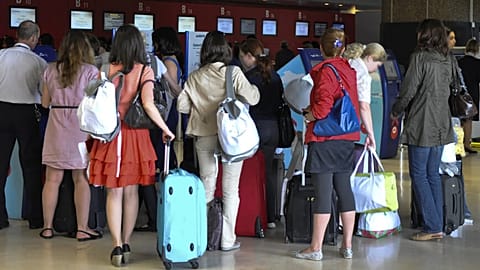 Utazók sorakoznak a brüsszeli Zaventem repülőtéren.