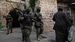 يظهر جنود إسرائيليون خلال غارة للجيش في مدينة نابلس بالضفة الغربية، الأربعاء 11 فبراير 2026. (صورة من وكالة أسوشيتد برس/مجدي محمد)