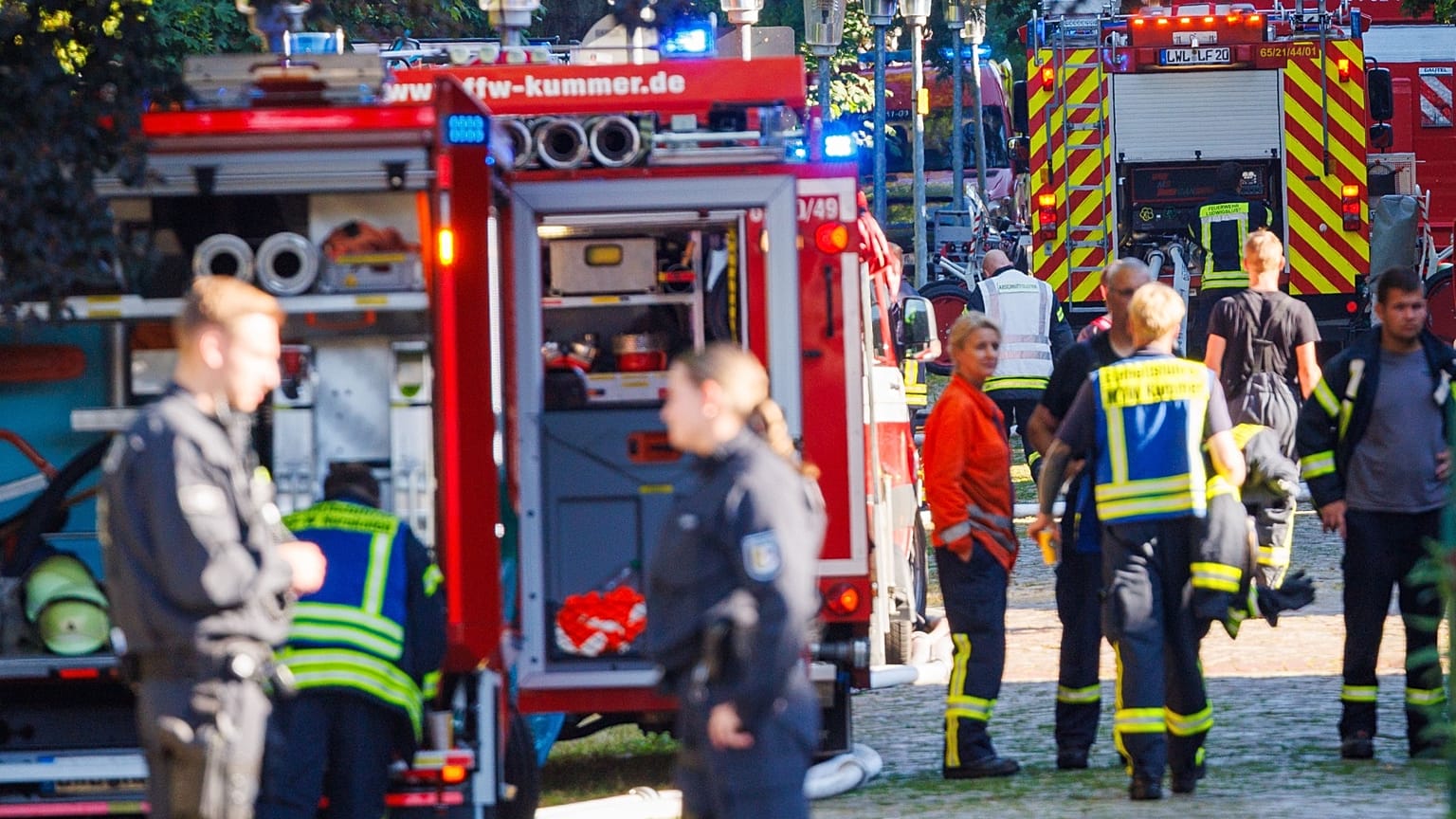 Am 2. Juli 2026 sind Feuerwehrleute und Polizisten am Ort eines Brandes in einem Krankenhaus in Ludwigslust